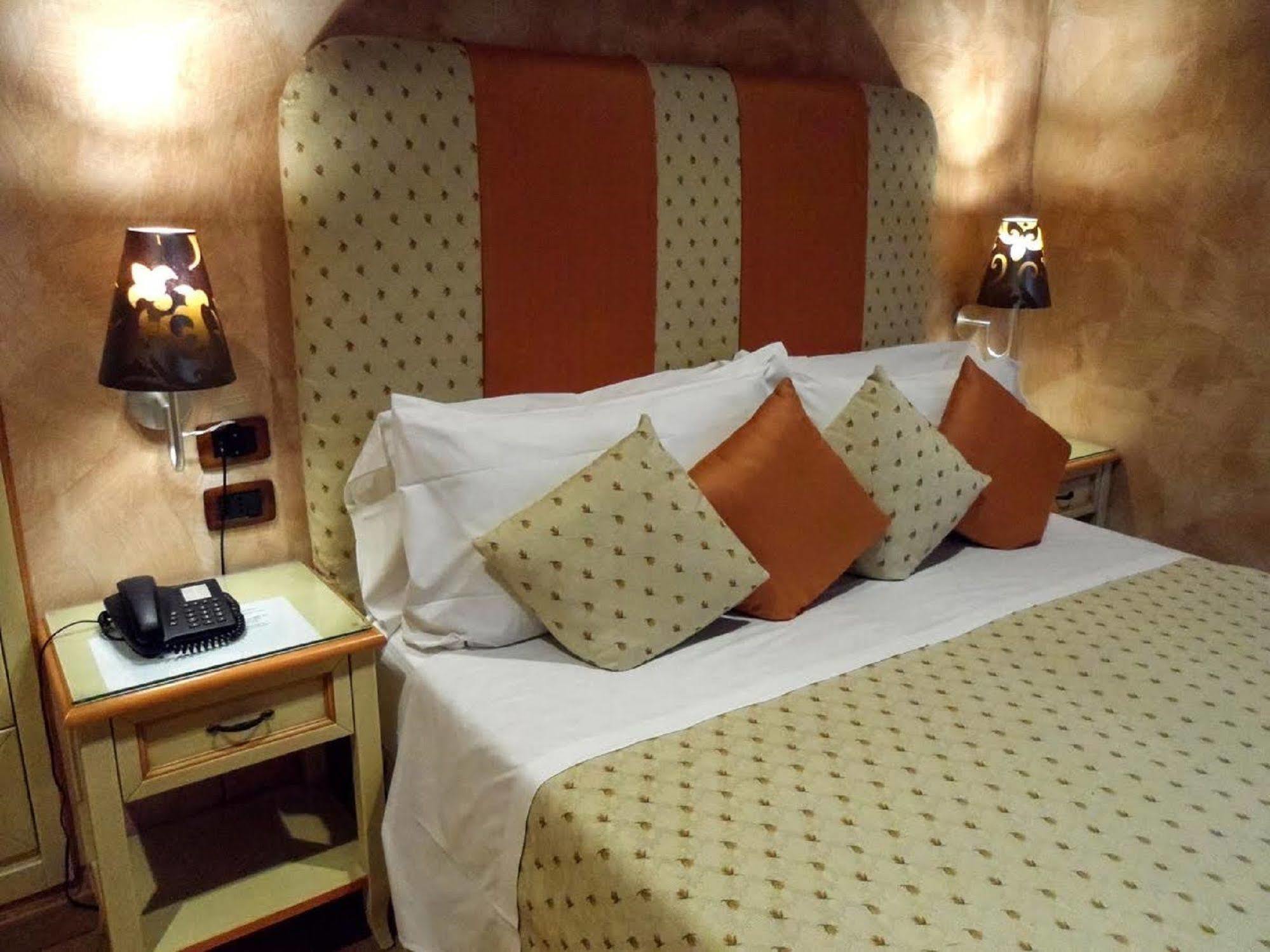 Condotti Rooms ローマ エクステリア 写真