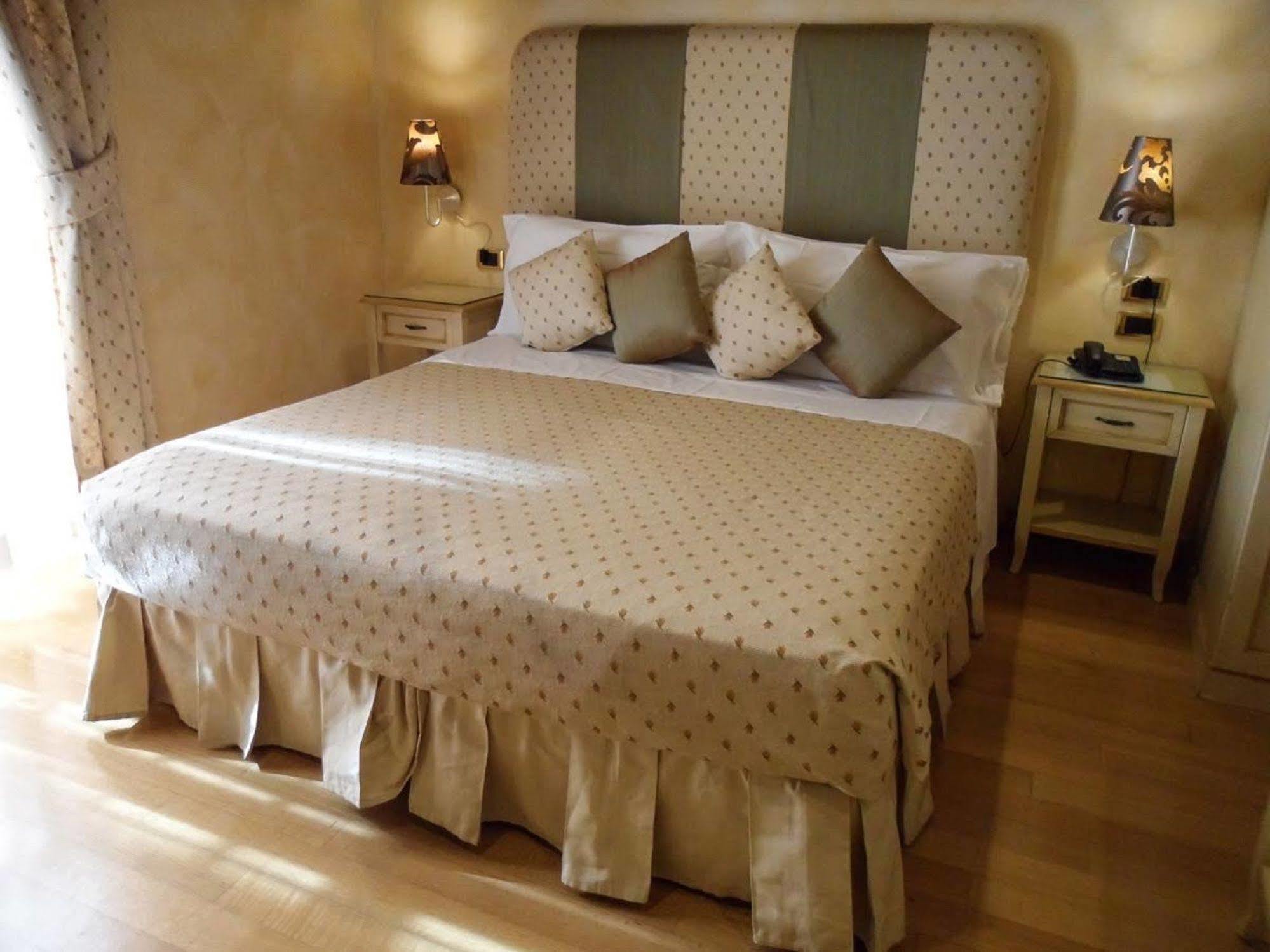 Condotti Rooms ローマ エクステリア 写真